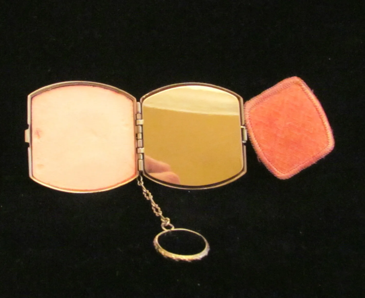 Art Deco Enamel Compact Purse Powder & Rouge Finger Ring Purse Rare Wonderful Condition