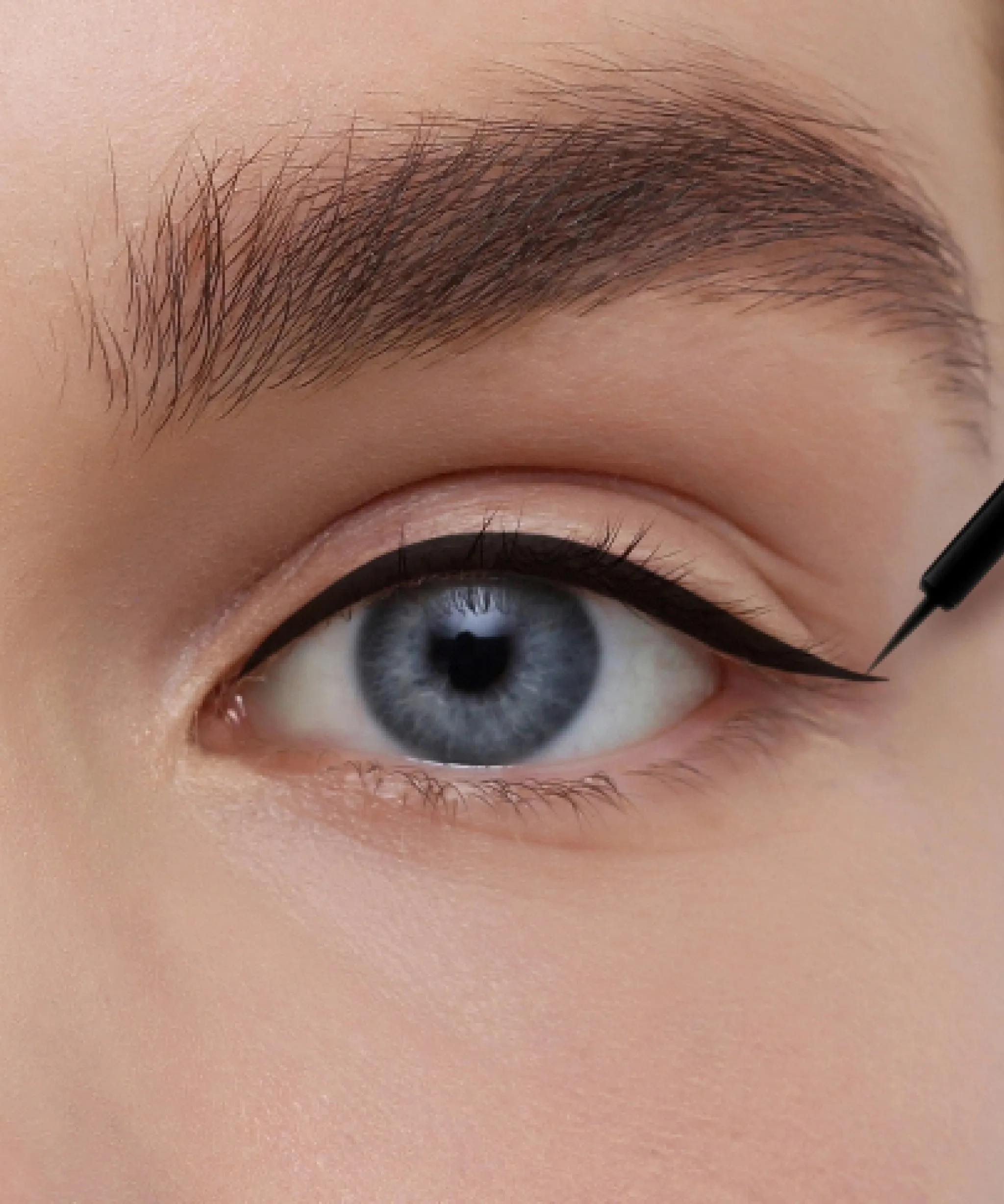 Eyeliner liquid with hard brush